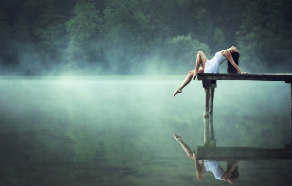 Девушка на пристани ранним утром