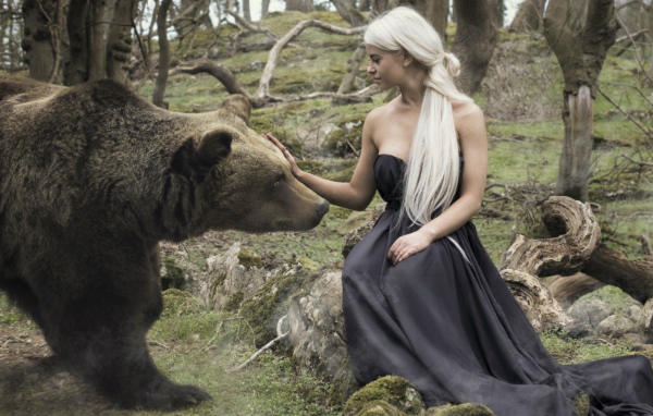 Девушка играет с медведем