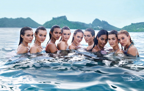 Девушки стоят в воде озера по плечи