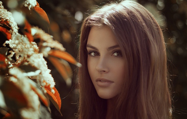 Девушка стоит у дерева