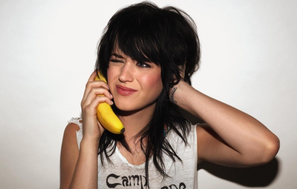 Девушка пытается позвонить по банану