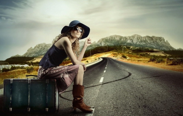 Девушка ждет попутную машину