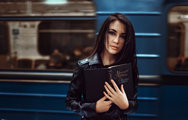 Девушка с книгой в метро