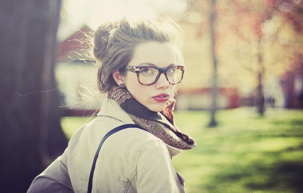 Девушка в очках оглянулась через плечо