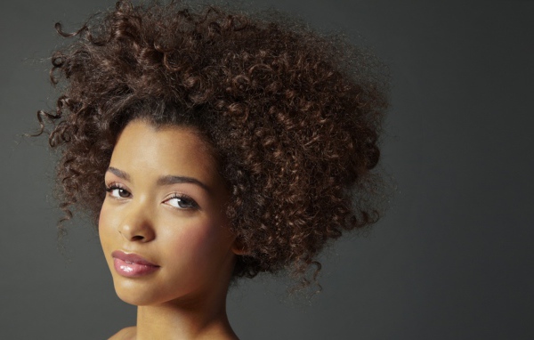 Девушка с прической из кудряшек