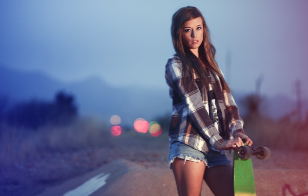 Девушка со скейтбордом