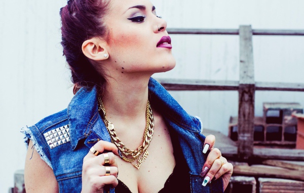 Золотая цепь на шее у девушки