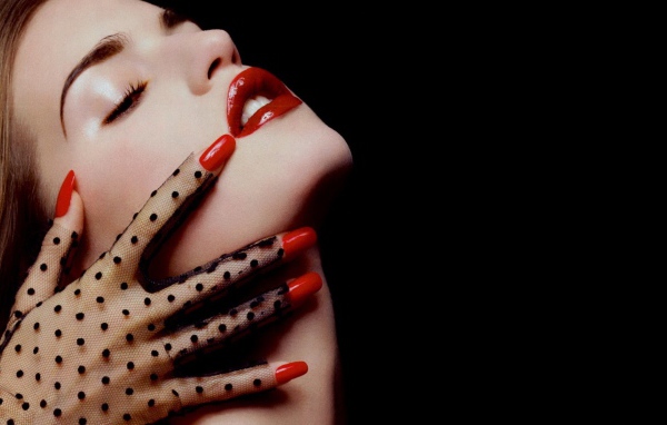 Рука в кружевной перчатке на шее девушки