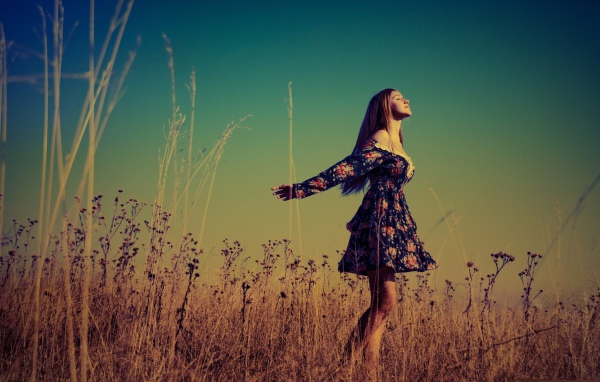 Счастливая девушка в поле