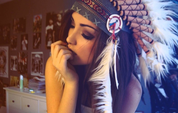 Девушка индианка грызет ногти