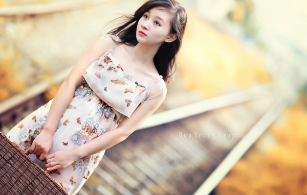 Японская девушка с сумкой в руках