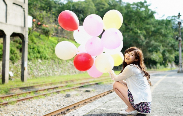 Японская девушка со связкой надувных шаров
