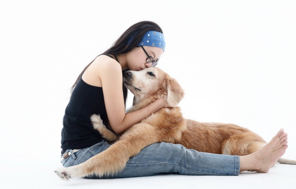 Японка обнимает своего пса