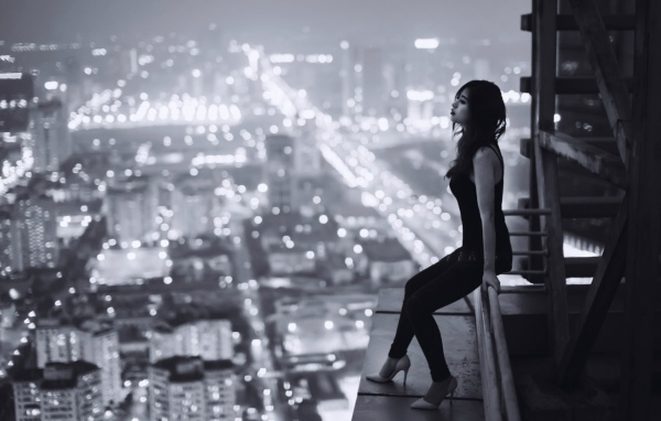 Японка смотрит на ночной Токио