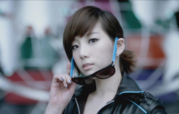 Корейская девушка модель в очках 