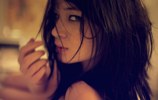 Искушающий взгляд брюнетки