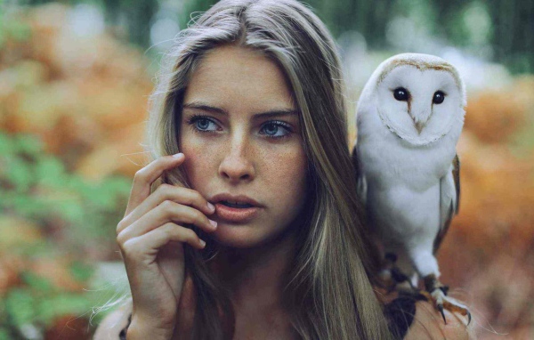 Сова на плече у девушки