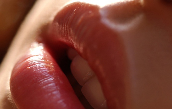 Розовые губы девушки