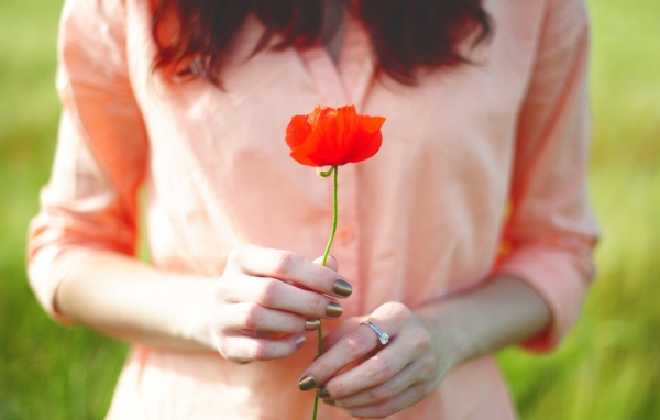 Мак в руках у девушки