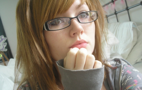 Рыжеволосая девушка в очках