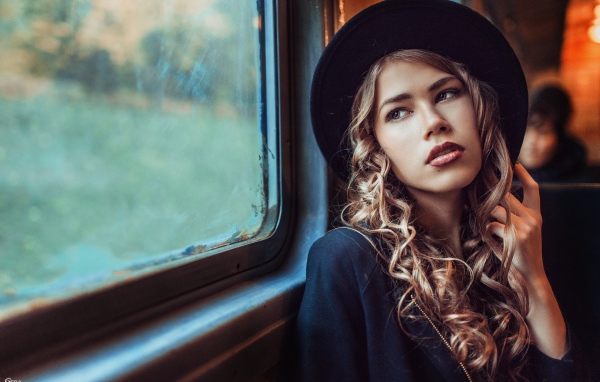 Романтичная девушка смотрит в окно