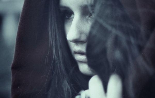 Грустная девушка в капюшоне