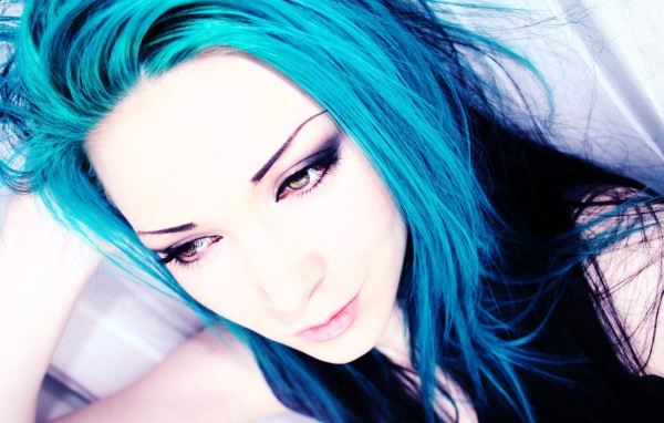 Грустная девушка с голубыми волосами