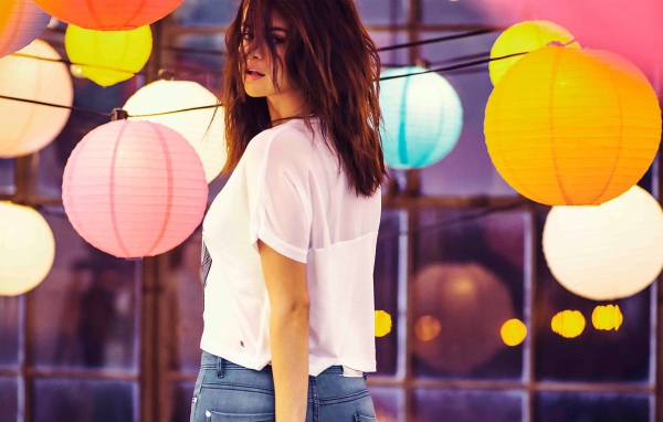 Селена Гомез среди светящихся шаров