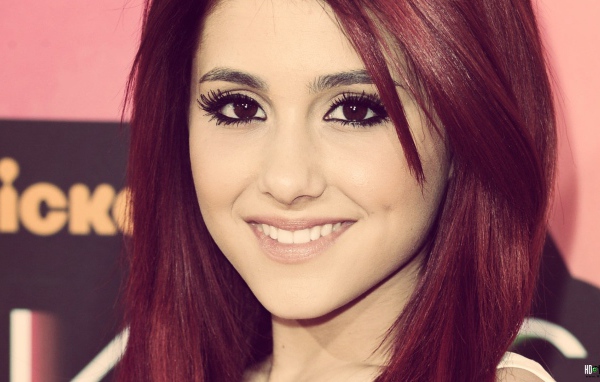 Улыбка девушки Ариана Гранде