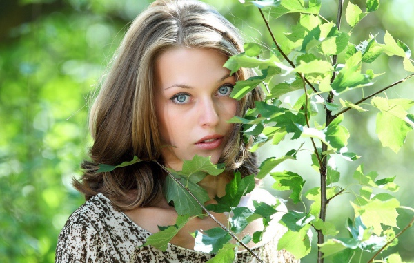 Девушка Тамара прислонилась к молодому дереву