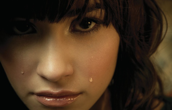 Слезы на лице у девушки