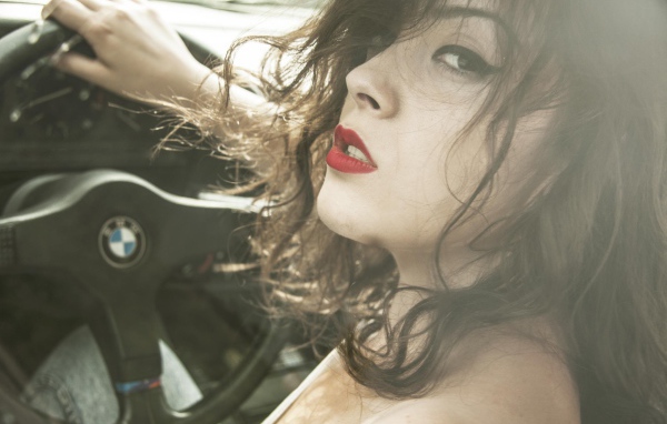 Девушка за рулем БМВ
