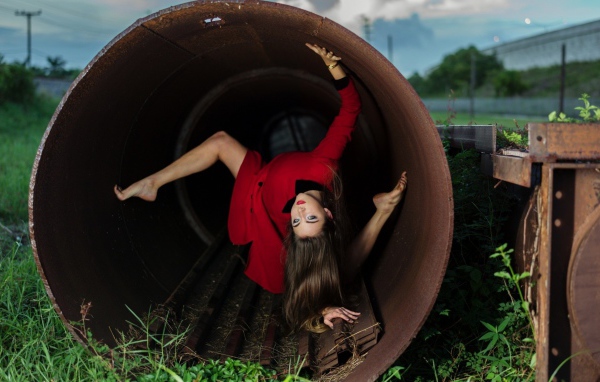 Девушка в железной трубе