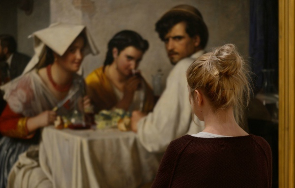 Девушка в картинной галерее