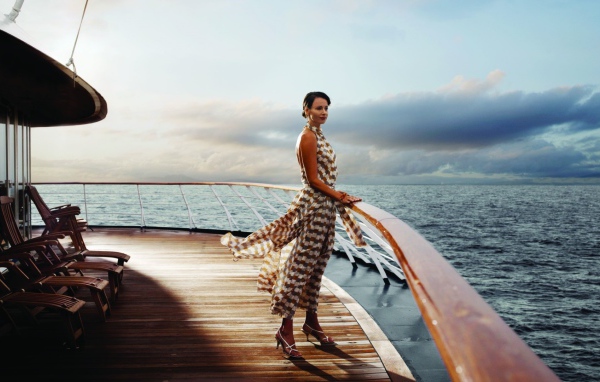 Девушка смотрит на море с палубы яхты