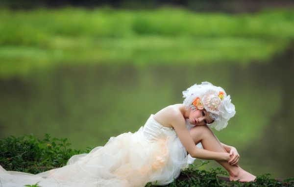 Девушка весна на фоне зелени