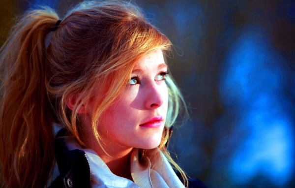 Лицо девушка освещено солнцем