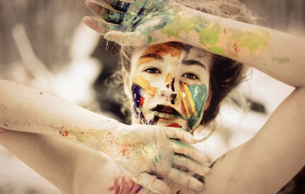Лицо девушки вымазано краской