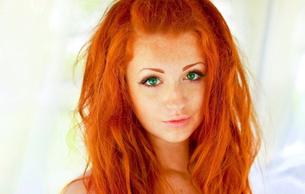 Рыжеволосая модель с зелеными глазами