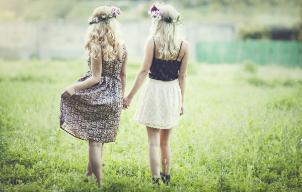 Две блондинки гуляют по газону