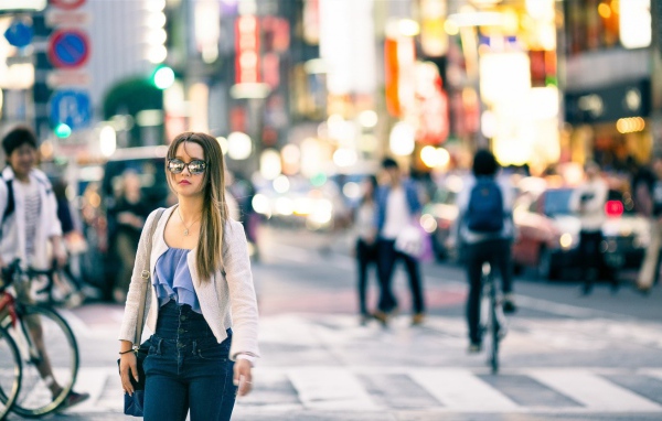 Вьетнамская девушка идет по городу