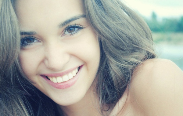 Белозубая улыбка милой девушки