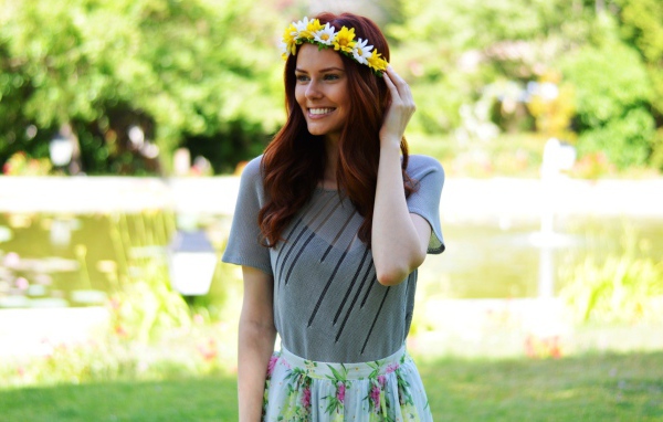 Венок из цветов на голове девушки