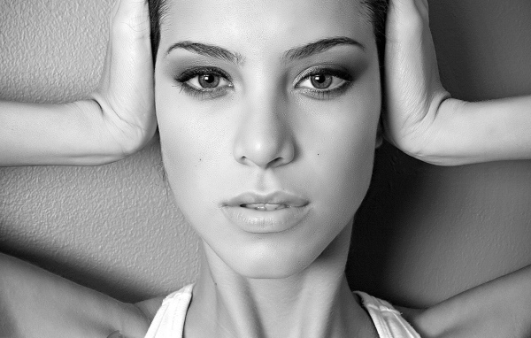 Девушка держит голову