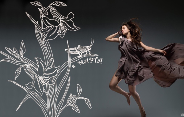 Девушка мечтает о празднике на 8 марта