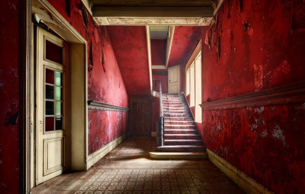 Красные стены внутри заброшенного дома