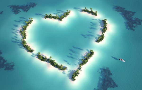 Острова в океане в форме сердца