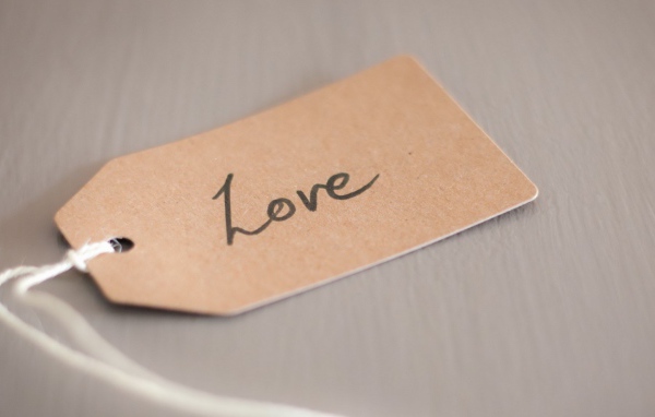 Надпись Любовь на бумажке с ниткой