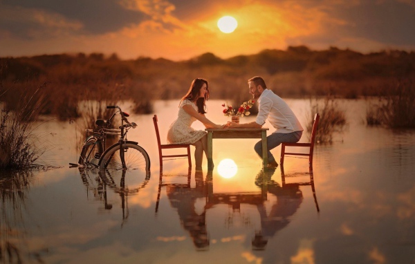 Романтический ужин на затопленном поле