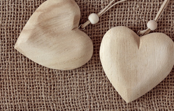 Брелки из дерева в форме сердца